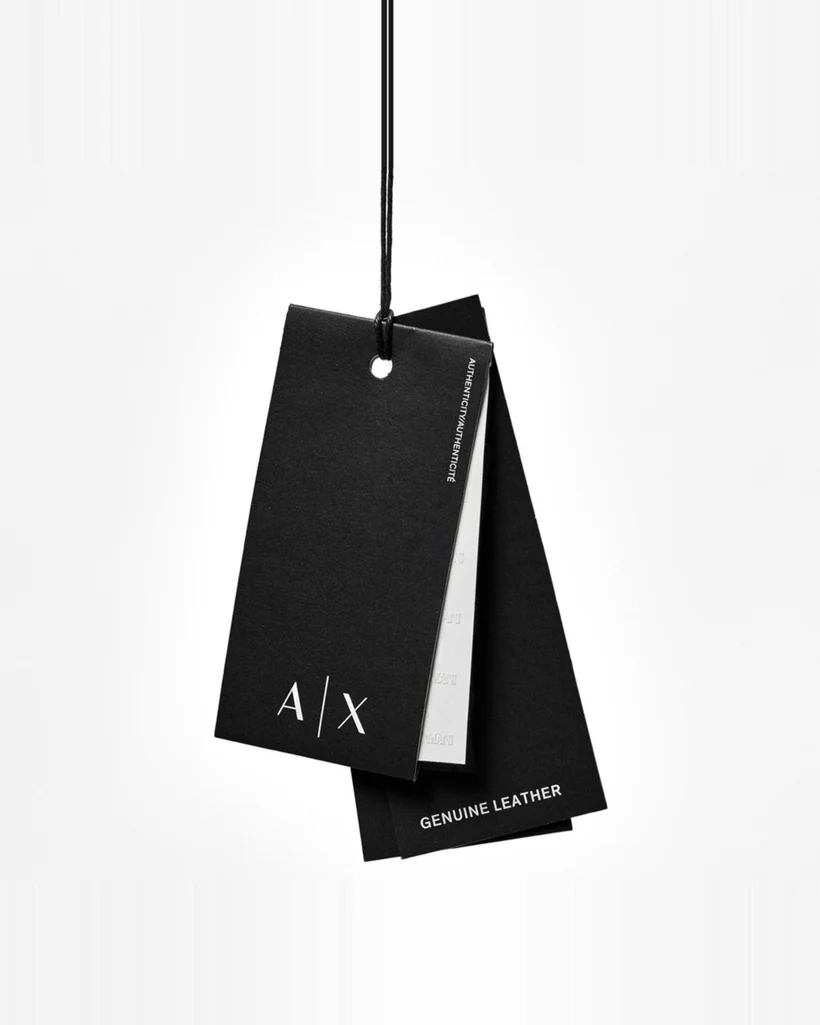 Etiquetas colgantes de Armani Exchange en negro sobre fondo claro